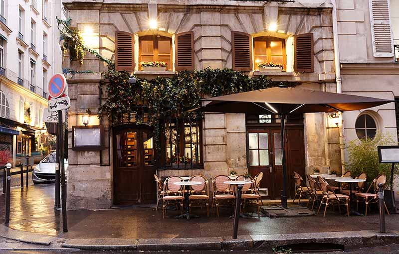 Ravintola Dovo kuvattuna kadulta.